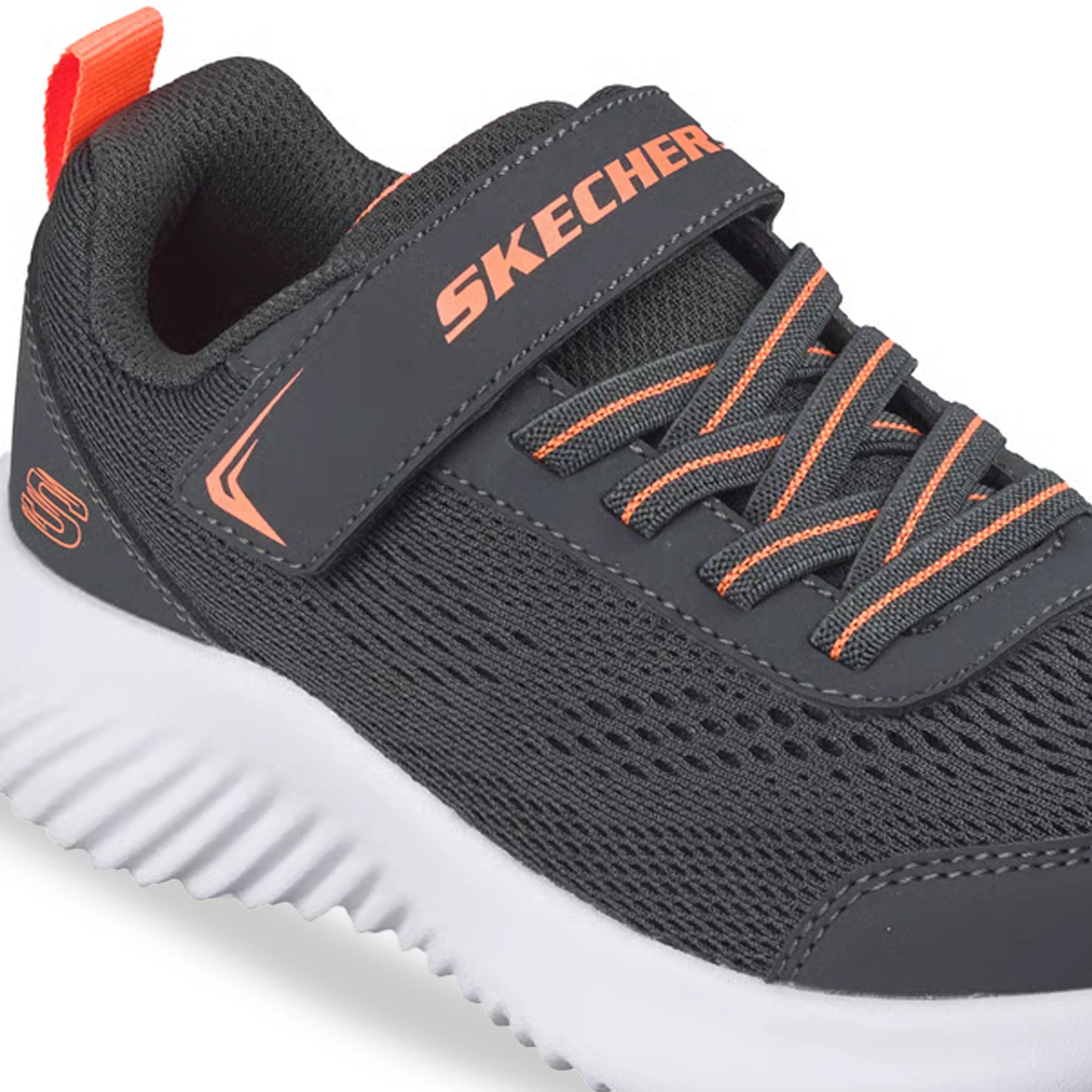 Tênis Skechers Bounder cinza visto de lado, destacando o cabedal em malha respirável e cadarços elásticos
